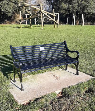 Example of a metal park bench that can be installed in Oaklands Park.